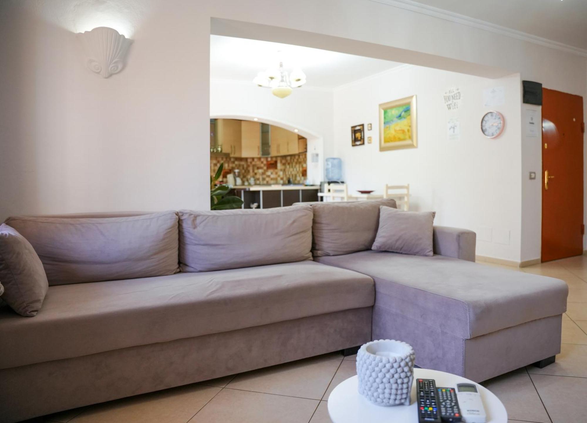 Apartment Centre Lions Gate 1